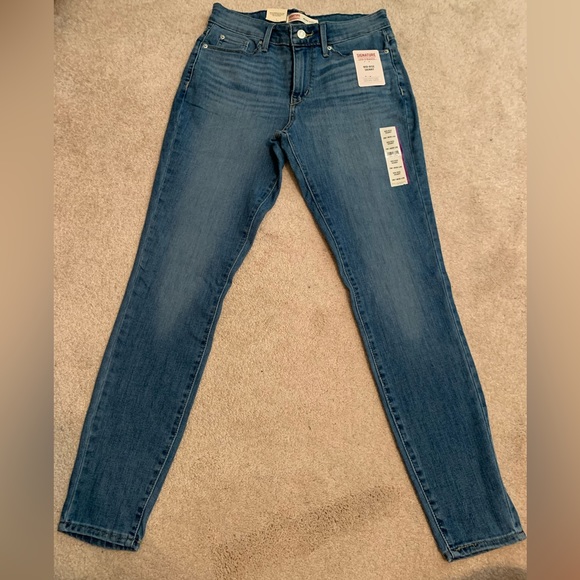 Signature by Levi Strauss Denim - NWT signature by Levi jeans mid rise skinny. Size 2.
